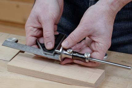 adjusting the marking gauge