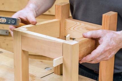 Dismantling with wedges